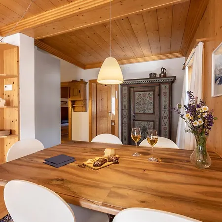 Apartment Chasa Tredeschin *